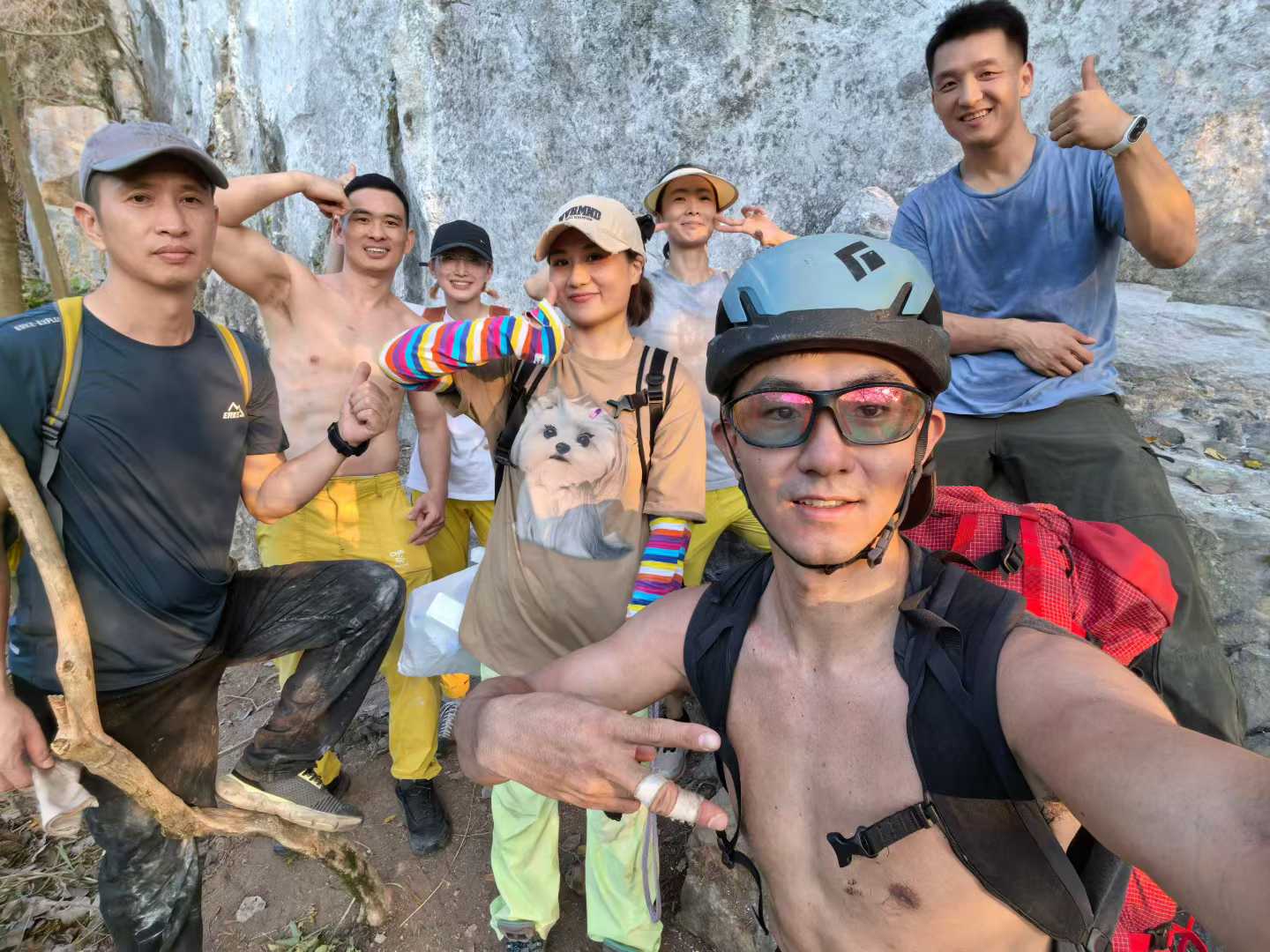 岩壁下的同行时光